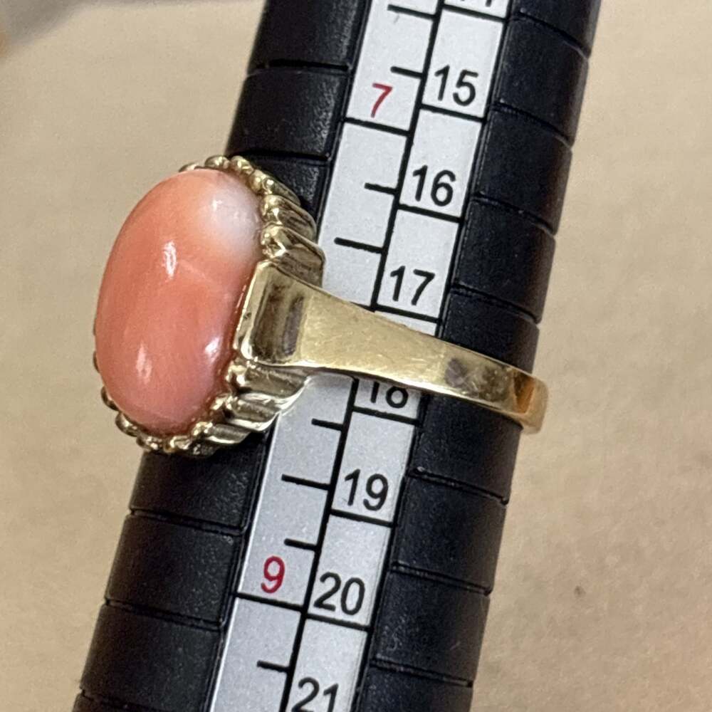 Vintage 8K Solid Yellow Gold Coral Ring Size 8 Bezel Set Oval 4.25g - Picture 6 of 16